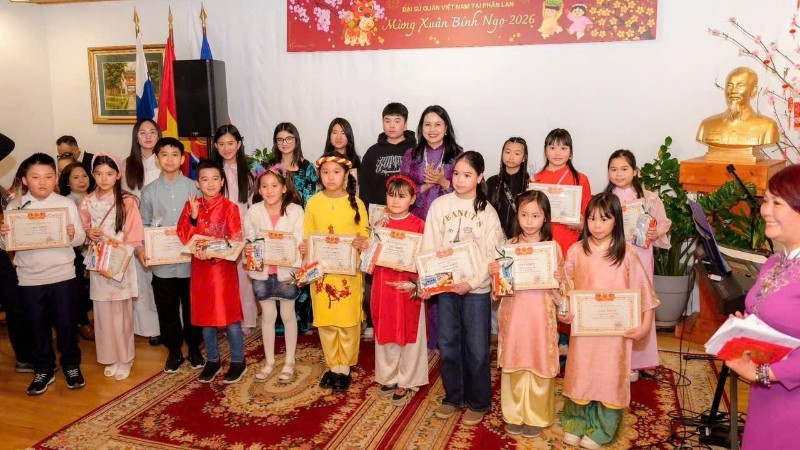 La embajadora vietnamita en Finlandia, Pham Thi Thanh Binh, entrega certificados de mérito a estudiantes con excelentes resultados en el estudio del idioma vietnamita durante el año escolar 2025. (Foto: Embajada de Vietnam en Finlandia)