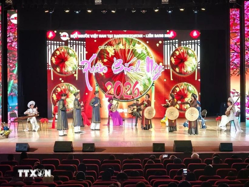 En la ciudad rusa de Ufa, la Asociación local de vietnamitas celebró el Tet con un vibrante evento cultural que reunió a unos 400 participantes. (Foto: VNA)