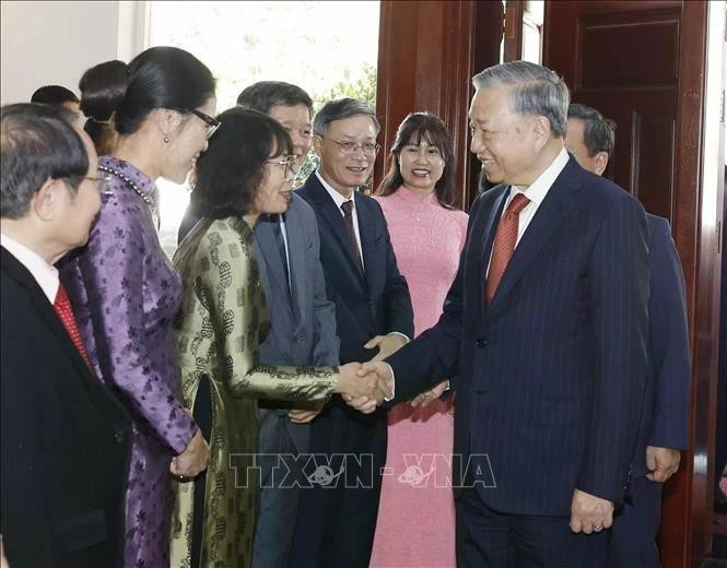 El secretario general del Partido Comunista de Vietnam, To Lam se reúne con comunidad vietnamita en Laos y destaca su papel en la unidad nacional. (Foto: VNA)