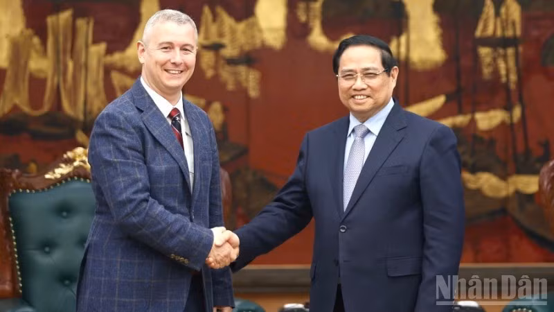 El primer ministro Pham Minh Chinh (derecha) y el embajador de Bélgica en Vietnam, Karl Van Den Bossche. (Foto: Nhan Dan)
