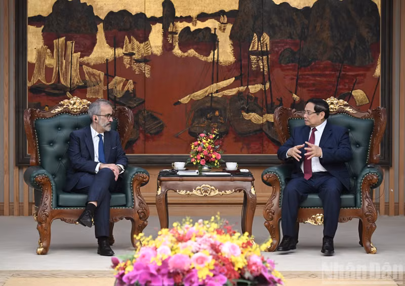 El primer ministro de Vietnam, Pham Minh Chinh, dialoga con el ministro de Estado y de Asuntos Exteriores de Portugal, Paulo Rangel. (Foto: Nhan Dan)