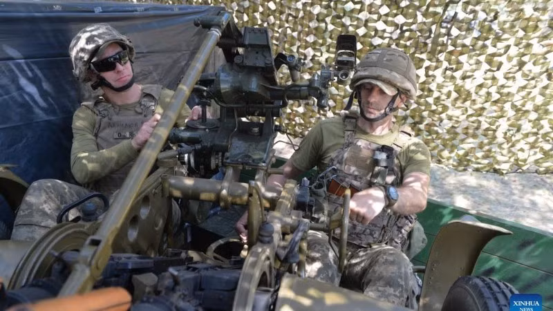 Soldados ucranianos prueban armas en el distrito de Kupyansk. (Foto: Xinhua)
