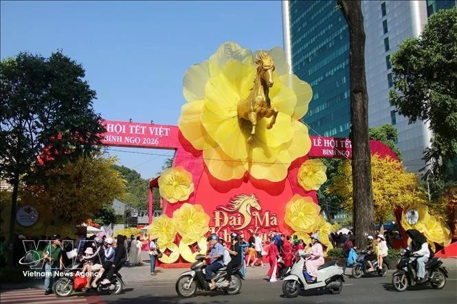 Una exposición artística toma como imagen simbólica el caballo con flores de albaricoque, con el objetivo de transmitir el espíritu de los nuevos comienzos y la aspiración de superación en el Año Nuevo. (Foto: VNA)