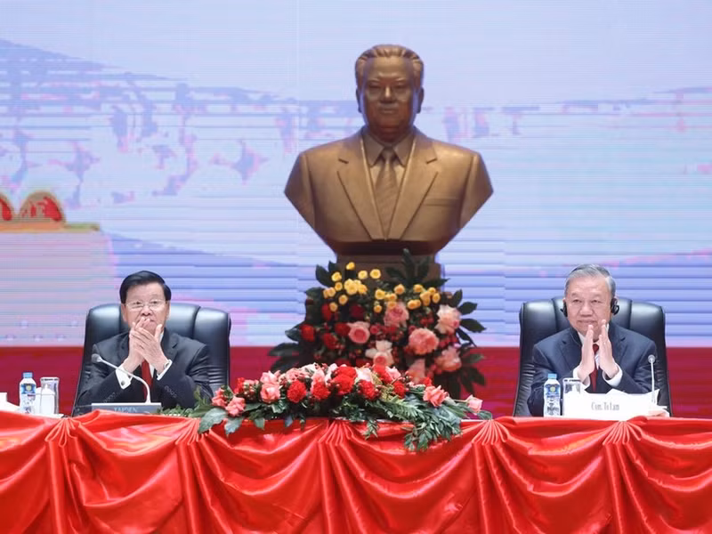 El secretario general del PCV, To Lam, y el secretario general del Partido Popular Revolucionario de Laos y el presidente del país, Thongloun Sisoulith, copresiden una conferencia sobre los resultados del 14 Congreso Nacional del PCV. (Foto: VNA)