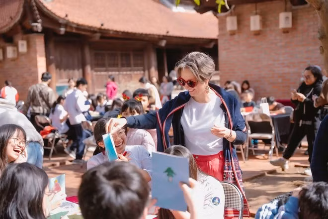 Joanna Skoczek, embajadora de Polonia en Vietnam, participa en un evento cultural desarrollado en Van Mieu – Quoc Tu Giam (Templo de la Literatura). (Foto: VNA)