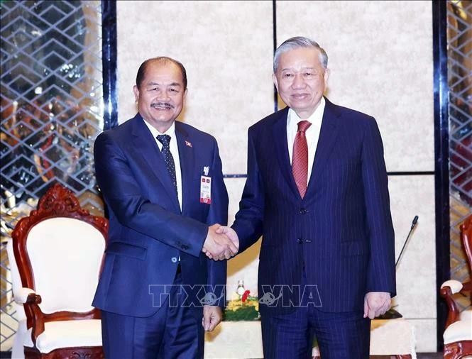 El secretario general del Partido Comunista de Vietnam, To Lam, (derecha) y el presidente del Frente laosiano para la Construcción Nacional, Kikeo Khaykhamphithoune. (Foto: VNA)