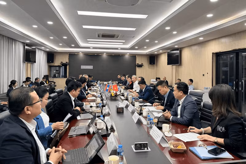 El viceministro vietnamita de Industria y Comercio, Nguyen Hoang Long, mantiene una reunión de trabajo con el viceministro lao de Industria y Comercio, Chansaveng Bounyong, en Vientián. (Foto: VNA)