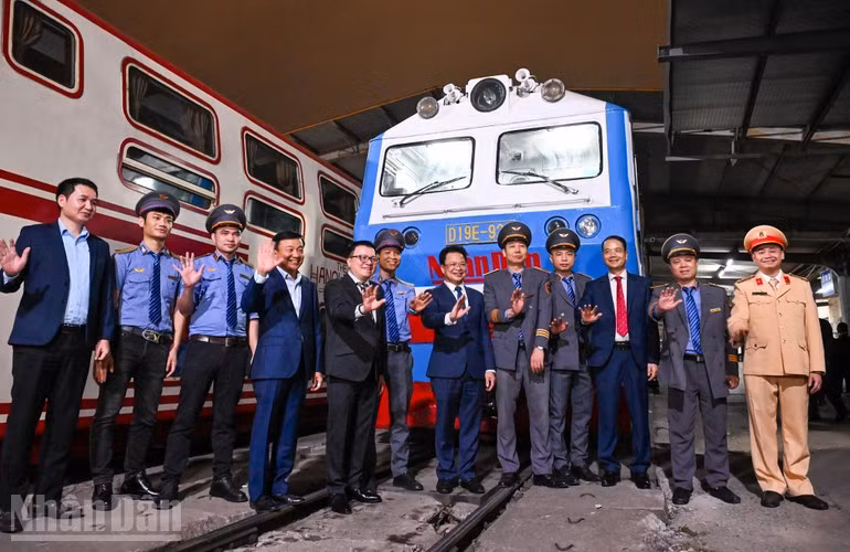 El “Tren de la Felicidad”, impulsado por el periódico Nhan Dan, en coordinación con la Corporación de Ferrocarriles de Vietnam y la constructora Coteccons, se implementa y está en funcionamiento desde el 2 de febrero de 2026.