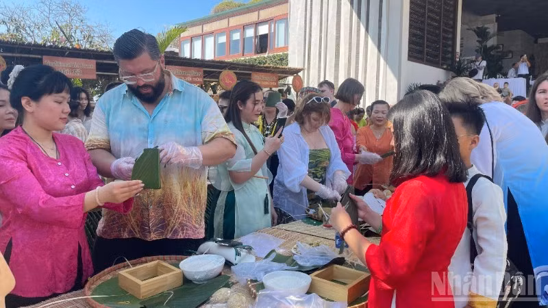 Turistas participan en el concurso de elaboración de “banh chung”.