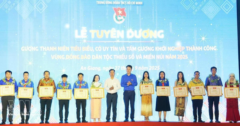 26 jóvenes de minorías étnicas del suroeste de Vietnam fueron reconocidos por el éxito de sus startups en 2025. (Foto: VNA)