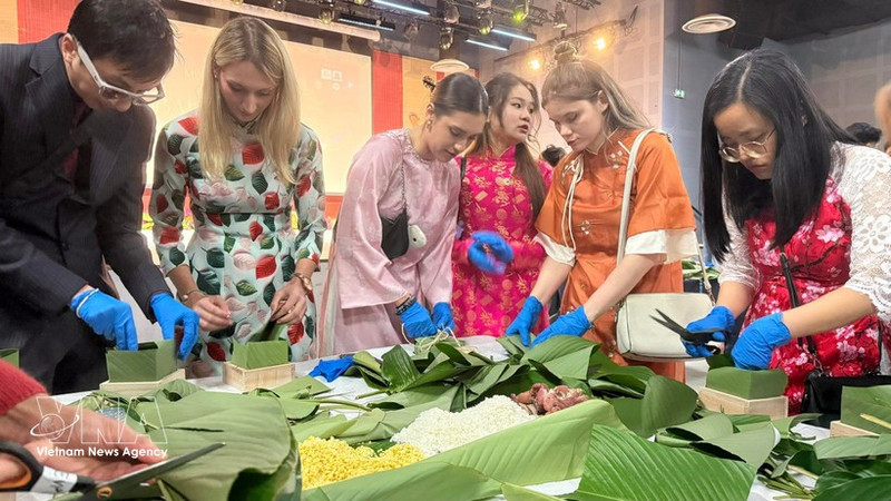 Los jóvenes participan en la elaboración del banh chung (Foto: VNA)