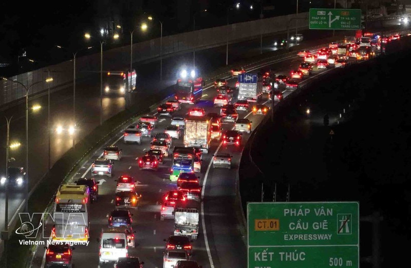 Vehículos circulando lentamente al final de la autopista Phap Van - Cau Gie en dirección al centro de Hanoi la noche del 21 de febrero. (Foto: VNA)