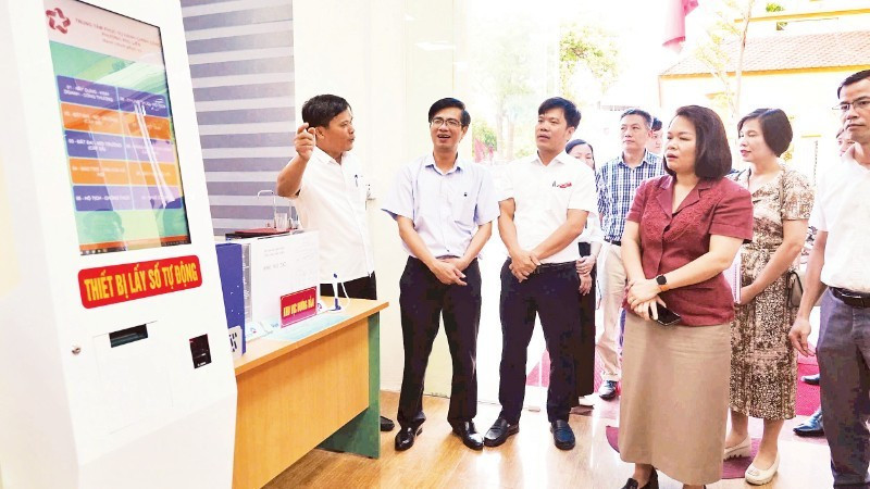Delegación de trabajo del Ministerio de Ciencia y Tecnología inspecciona el Centro de Servicios Administrativos Públicos del barrio Phu Lien, en la ciudad de Hai Phong.