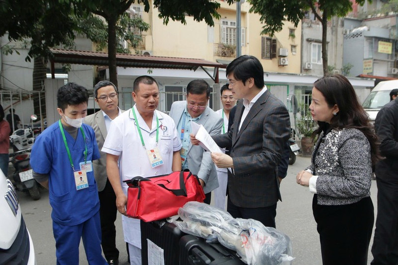 El director del Servicio municipal de Salud, Nguyen Trong Dien, revisa los equipos médicos l servicio del Congreso del Partido (Foto: VNA)