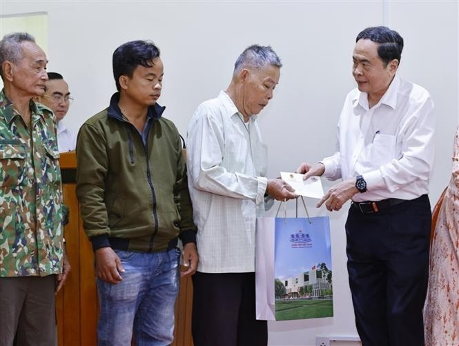 El presidente de la Asamblea Nacional de Vietnam, Tran Thanh Man, entrega obsequios a familias beneficiarias de políticas sociales. (Foto: VNA)