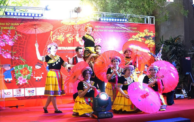 Una interpretación en la ceremonia de apertura del Festival Tet vietnamita 2025 en Bukit Bintang, Kuala Lumpur. (Foto: VNA)