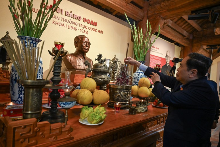 El presidente de la Asamblea Nacional, Tran Thanh Man, rinde homenaje al extinto presidente de la Asamblea Nacional Bui Bang Doan (Foto: Nhan Dan)