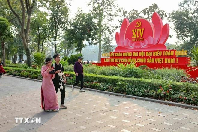 Pancartas y consignas para dar la bienvenida al XIV Congreso Nacional del Partido Comunista de Vietnam en un parque en Hanói (Foto: VNA)