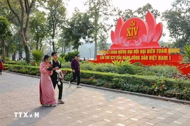 Pancartas y consignas para dar la bienvenida al XIV Congreso Nacional del Partido Comunista de Vietnam en un parque en Hanói (Foto: VNA)