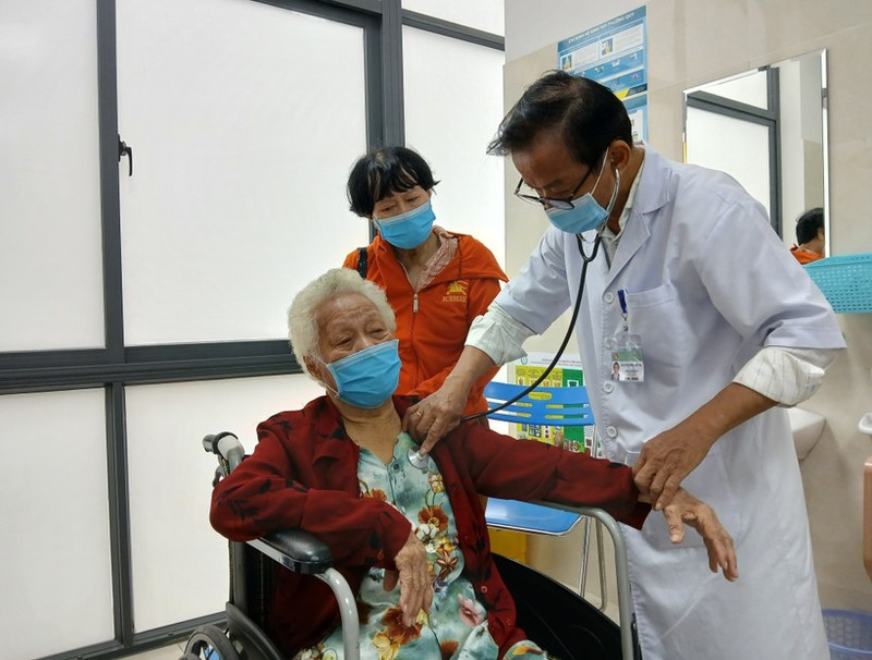 Una consulta de salud para un mayor de edad en la ciudad de Da Nang (Foto: VNA)
