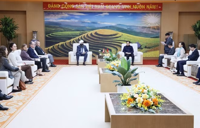 El secretario del Comité Provincial del Partido, Trinh Viet Hung, recibe al ministro de Desarrollo Internacional de Canadá, Randeep Sarai. (Foto: VNA)