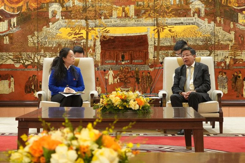 Duong Duc Tuan, vicepresidente permanente del Comité Popular de Hanói (D) y Chen Qiao, directora ejecutiva del Grupo PCI, de China (Foto: hanoimoi.com.vn)