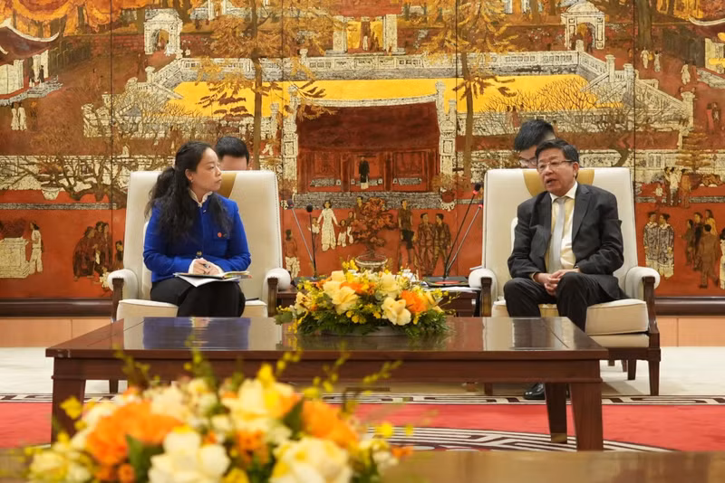 Duong Duc Tuan, vicepresidente permanente del Comité Popular de Hanói (D) y Chen Qiao, directora ejecutiva del Grupo PCI, de China (Foto: hanoimoi.com.vn)