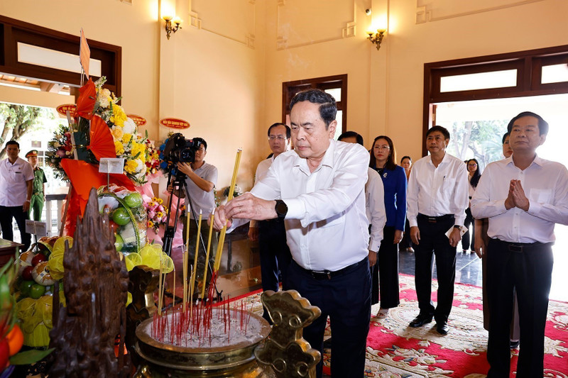 El presidente de la Asamblea Nacional, Tran Thanh Man, ofrece incienso en homenaje al presidente del Consejo de Ministros Pham Hung y al primer ministro Vo Van Kiet (Foto: VNA)