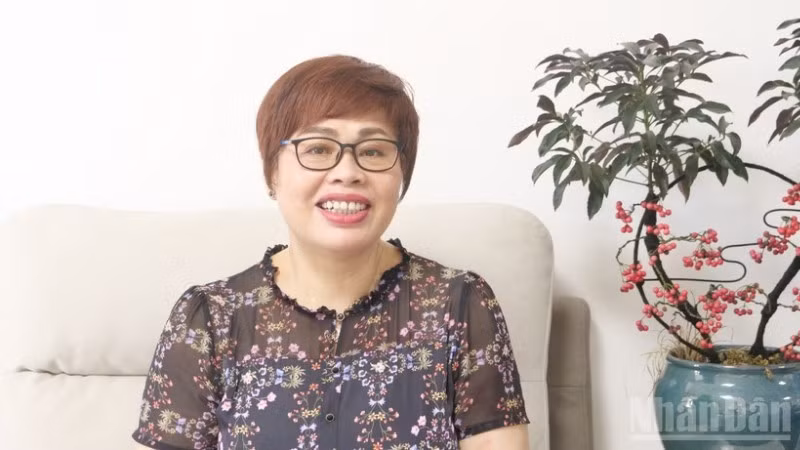 La profesora Pān Jīn É, en una entrevista con un corresponsal del periódico Nhan Dan (Pueblo) en China.
