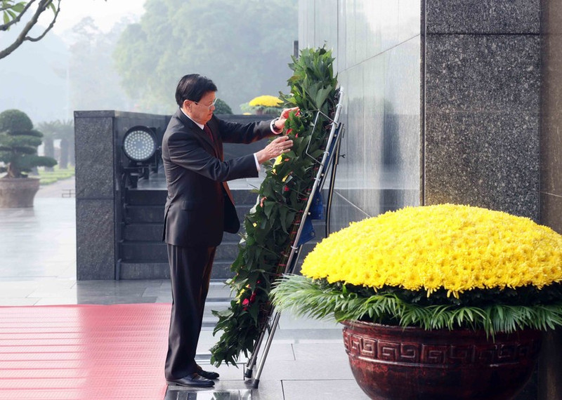 El secretario general del Partido Popular Revolucionario de Laos y presidente del país, Thongloun Sisoulith, rinde homenaje al Presidente Ho Chi Minh en su Mausoleo (Foto: VNA)