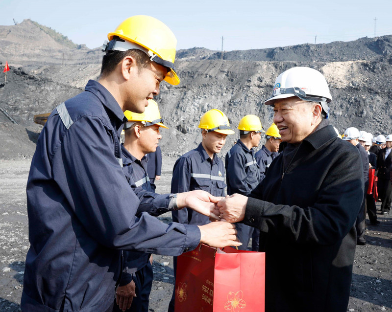 El secretario general del Partido Comunista de Vietnam, To Lam, visita a trabajadores del sector carbonero en Quang Ninh por el Tet (Foto: Nhan Dan)