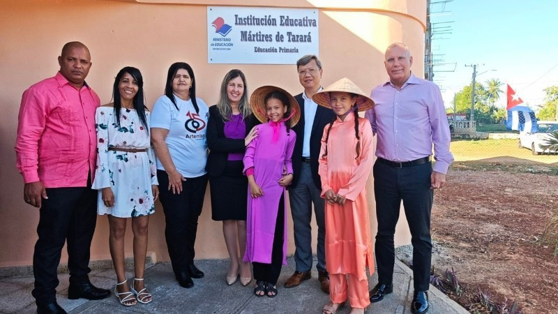 El embajador vietnamita en Cuba, Le Quang Long, y los profesores y alumnos de la escuela primaria Mártires de Tarará. (Foto: Embajada de Vietnam en Cuba)