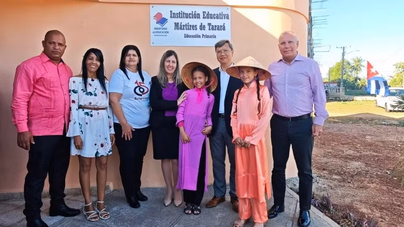 El embajador vietnamita en Cuba, Le Quang Long, y los profesores y alumnos de la escuela primaria Mártires de Tarará. (Foto: Embajada de Vietnam en Cuba)
