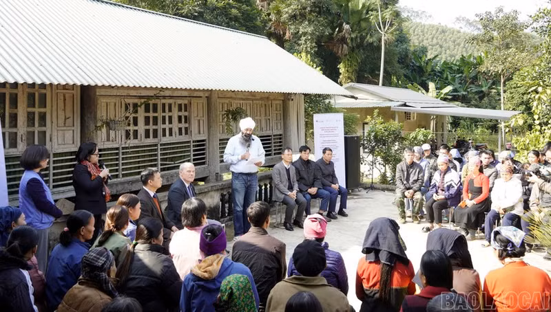 El ministro de Desarrollo Internacional de Canadá, Randeep Sarai, intercambian con locales. (Foto: VNA)