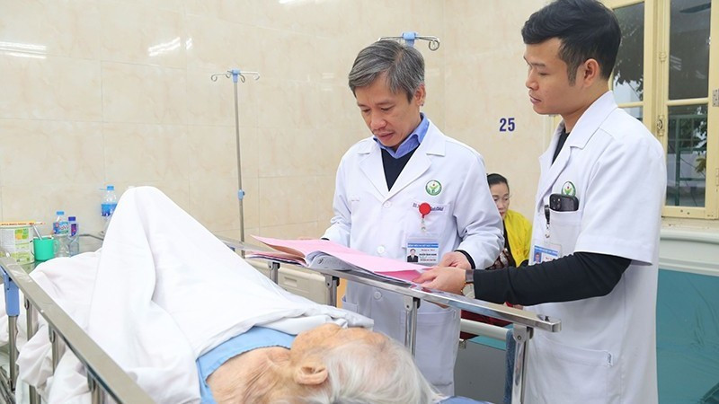 Médicos del Hospital de Amistad Viet Duc atienden a un paciente de 105 años. (Foto: Nhan Dan)