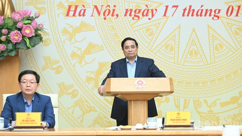 El primer ministro de Vietnam, Pham Minh Chinh, preside la séptima reunión del Comité Directivo del Gobierno encargado de revisar y resolver los obstáculos existentes en el sistema jurídico. (Foto: Nhan Dan)