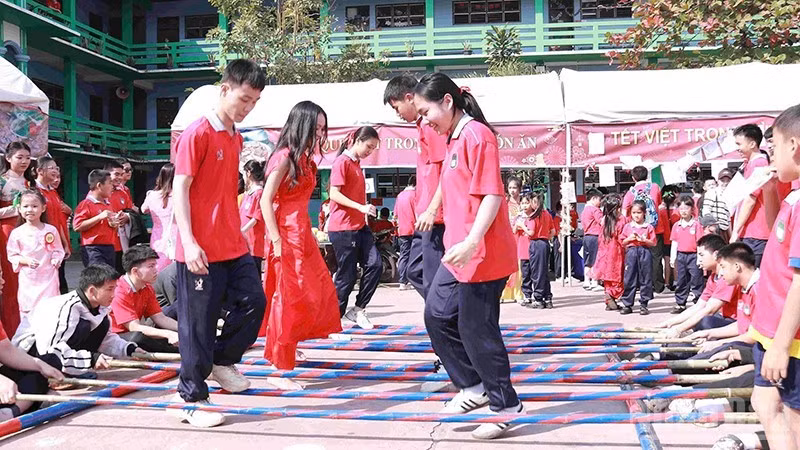 Los alumnos participan en juegos folclóricos durante el evento. (Foto: Duy Toan)
