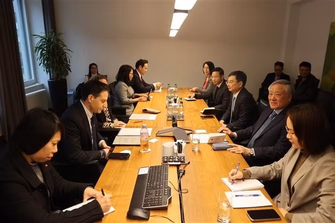 El viceprimer ministro permanente, Nguyen Hoa Binh, trabaja con el Consejo de Administración del Grupo UBS. (Foto: VNA)