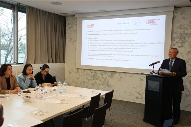 El viceprimer ministro permanente, Nguyen Hoa Binh, habla en la sede de Swiss Global Enterprise (SGE). (Foto: VNA)