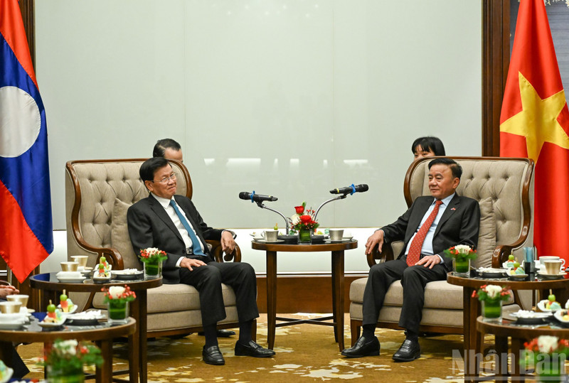 El miembro permanente del Secretariado del Comité Central del Partido Comunista de Vietnam, Tran Cam Tu, y el secretario general del Partido Popular Revolucionario de Laos y presidente del país, Thongloun Sisoulith (Foto: Nhan Dan)