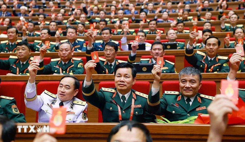 Los delegados votan para aprobar la Resolución del XIV Congreso Nacional del Partido. (Foto: VNA)