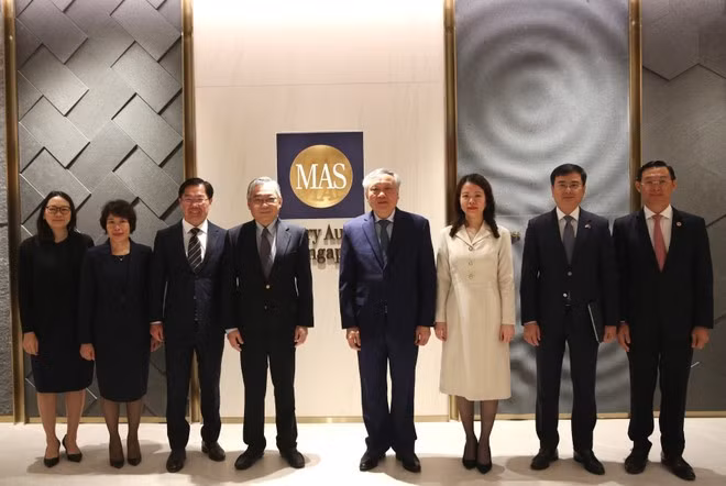 El viceprimer ministro permanente de Vietnam, Nguyen Hoa Binh, se reúne con su homólogo de Singapur, Gan Kim Yong. (Foto: VNA)