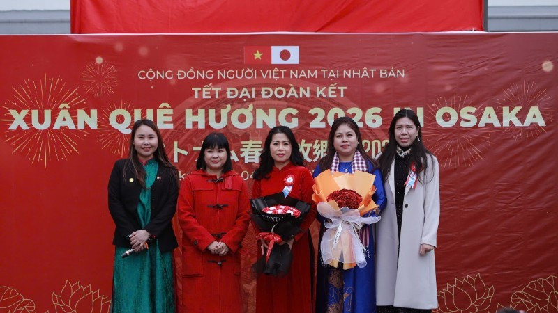 Huynh Thuy Hanh, primera secretaria de la embajada de Vietnam en Japón (segunda a la izquierda), felicita a la Junta Directiva de la Asociación de Mujeres Empresarias Vietnamitas en Japón.