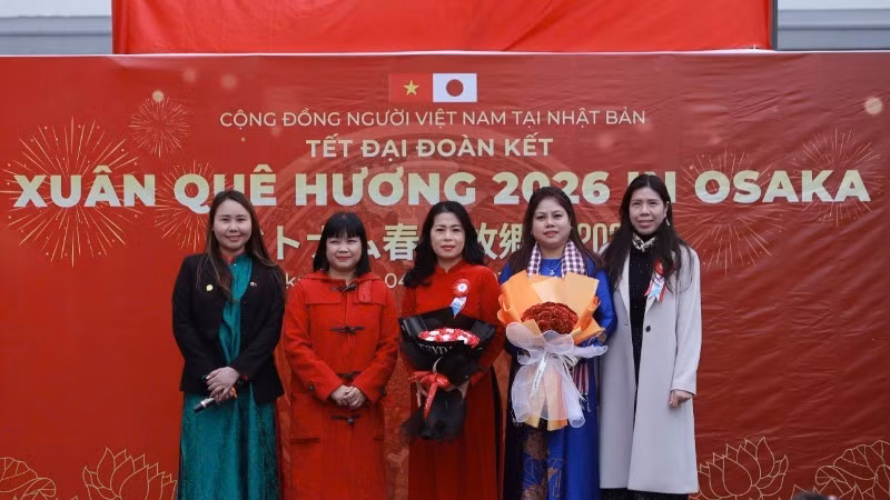 Huynh Thuy Hanh, primera secretaria de la embajada de Vietnam en Japón (segunda a la izquierda), felicita a la Junta Directiva de la Asociación de Mujeres Empresarias Vietnamitas en Japón.