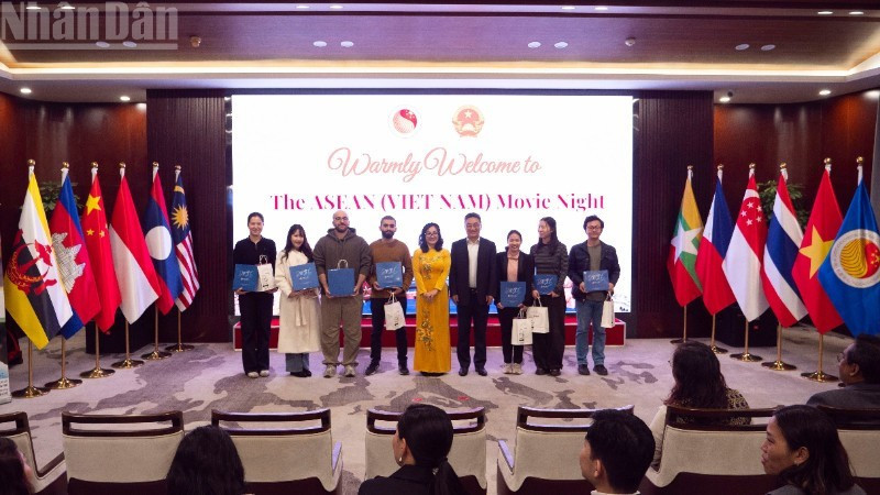 La embajada de Vietnam en China y el Centro Asean-China entregan regalos a los visitantes.