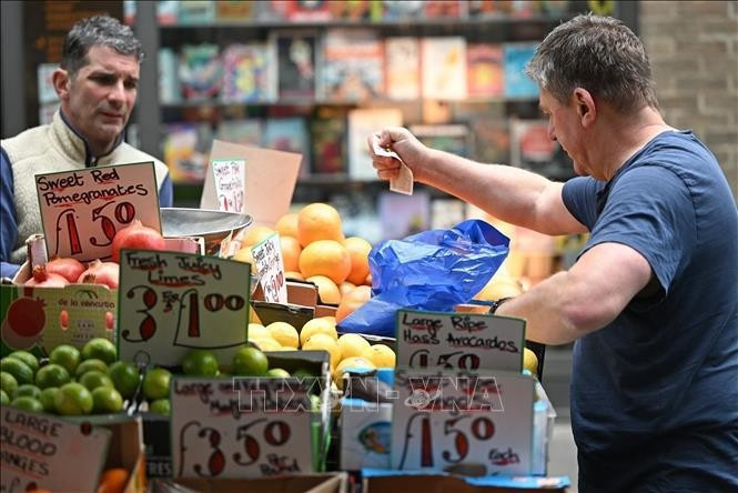 Ciudadanos compran en un supermercado en Londres, Reino Unido. (Foto: VNA)