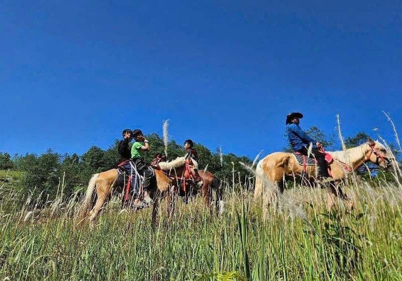 El producto turístico “Paseo a caballo para descubrir el Extremo Norte de Tuyen Quang” se presenta en la aldea Then Pa, comuna de Lung Cu (Foto: VNA)