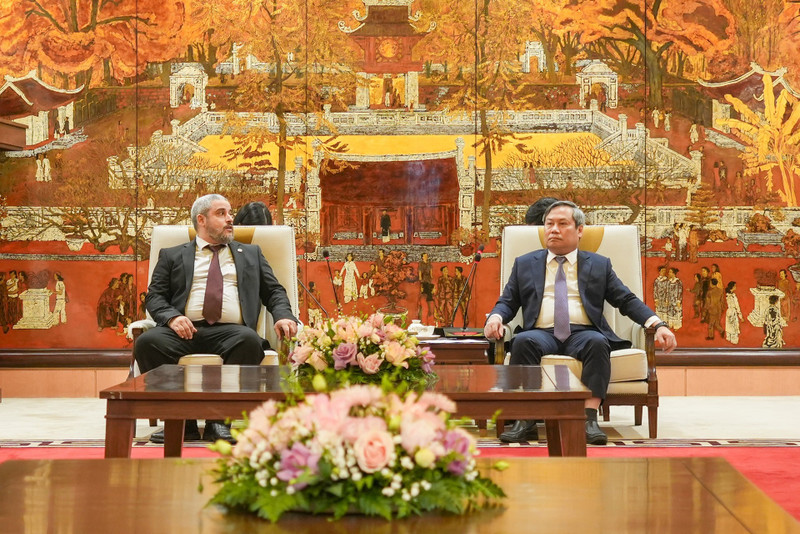 El presidente del Comité Popular de la capital vietnamita, Vu Dai Thang, y el presidente del Consejo Empresarial Árabe, Bassam Tabajah (Foto: hanoimoi.com.vn)