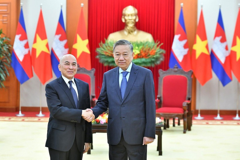 El secretario general del Partido Comunista de Vietnam, To Lam, y el rey de Camboya, Preah Bat Samdech Preah Boromneath Norodom Sihamoni. (Foto: VNA)