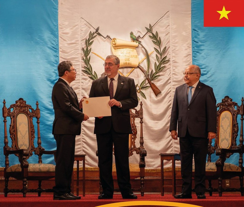 El embajador de Vietnam en México, concurrente en Guatemala, Nguyen Van Hai, presenta las Cartas Credenciales al presidente guatemalteco, Bernardo Arévalo (Foto: VNA)